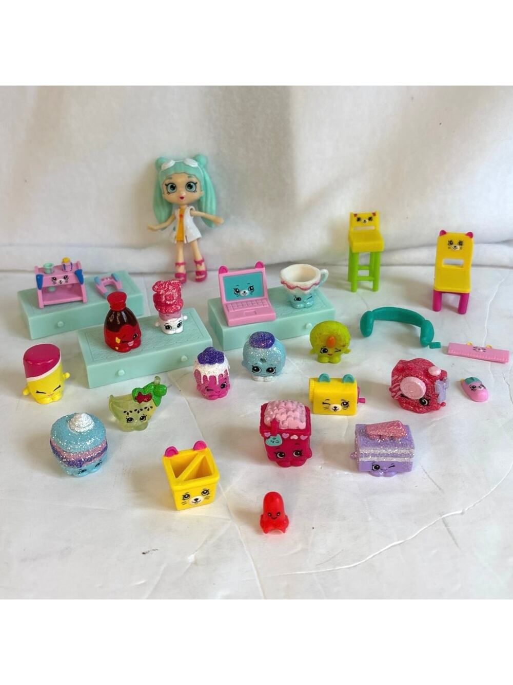Shopkins LOT Fashion Spree Slumber Bunk, 1 Doll, 13 Figures and accessories.